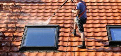 Dakdekker bezig met een dakcoating in Apeldoorn