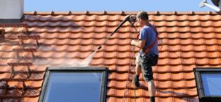 Dakdekker bezig met een dakcoating in Apeldoorn